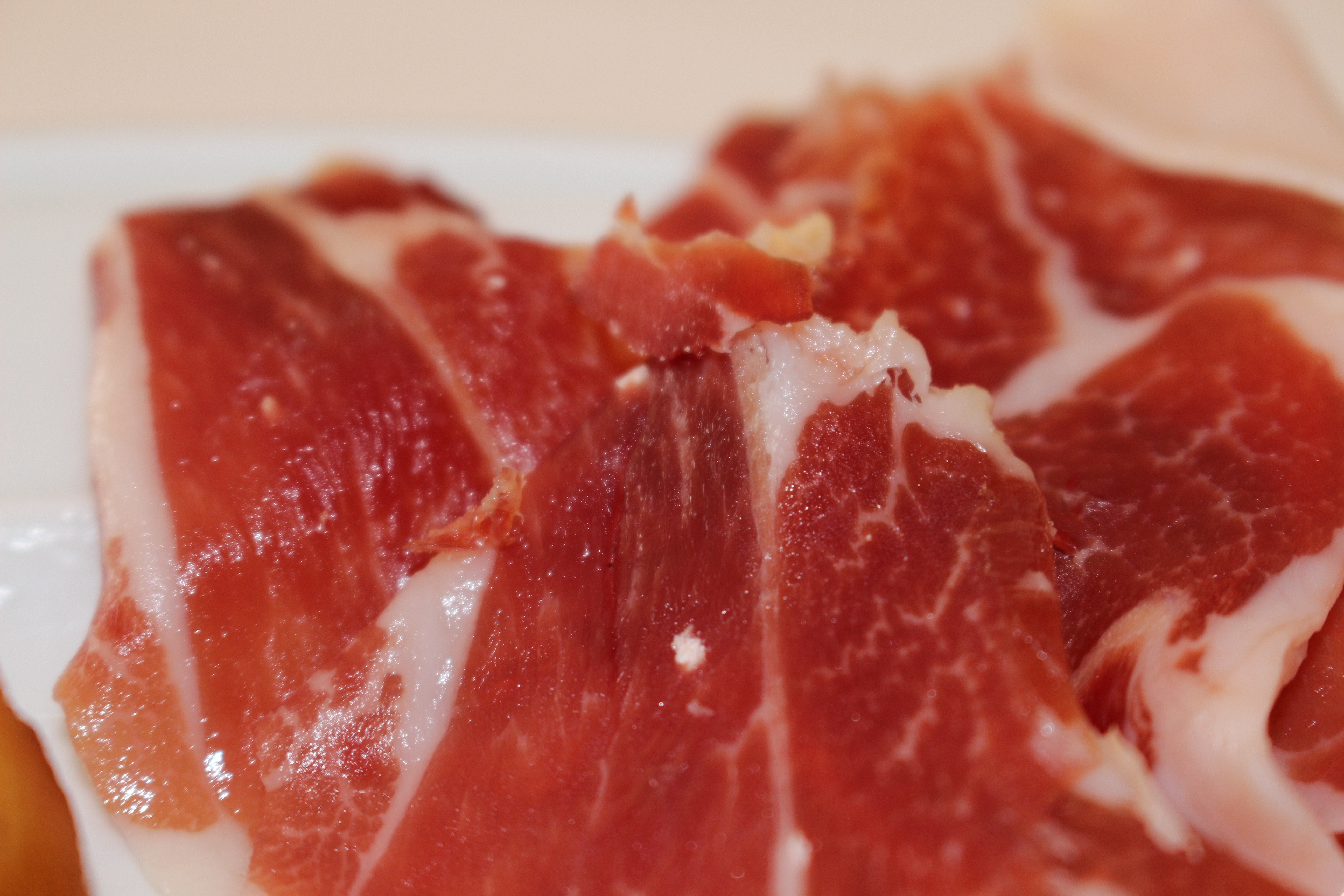 ¿Por qué salen los puntitos blancos en el jamón?